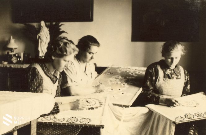 Höveji asszonyok csipkekészítés közben, az 1950-60-as években.