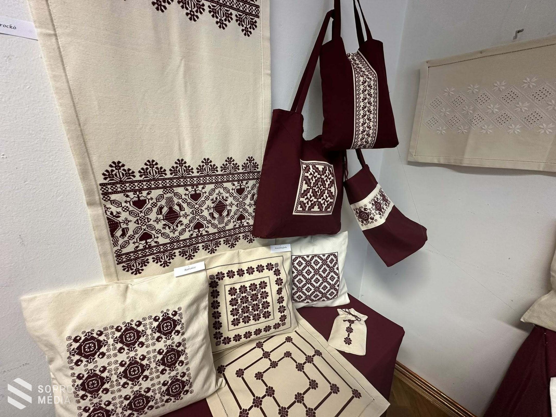 Hagyomány és alkotás: megnyílt Sebőkné Fekete Mária hímzéskiállítása Sopronban