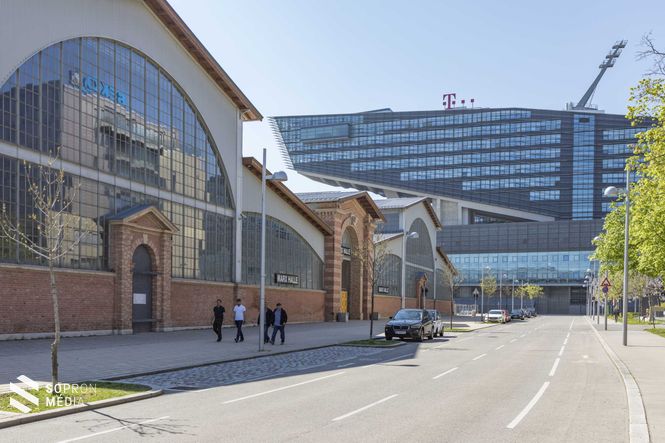 A Marx Halle már bejáratott rendezvényhelyszín. Ennek közelében építik fel a Wien Holding-Arénát