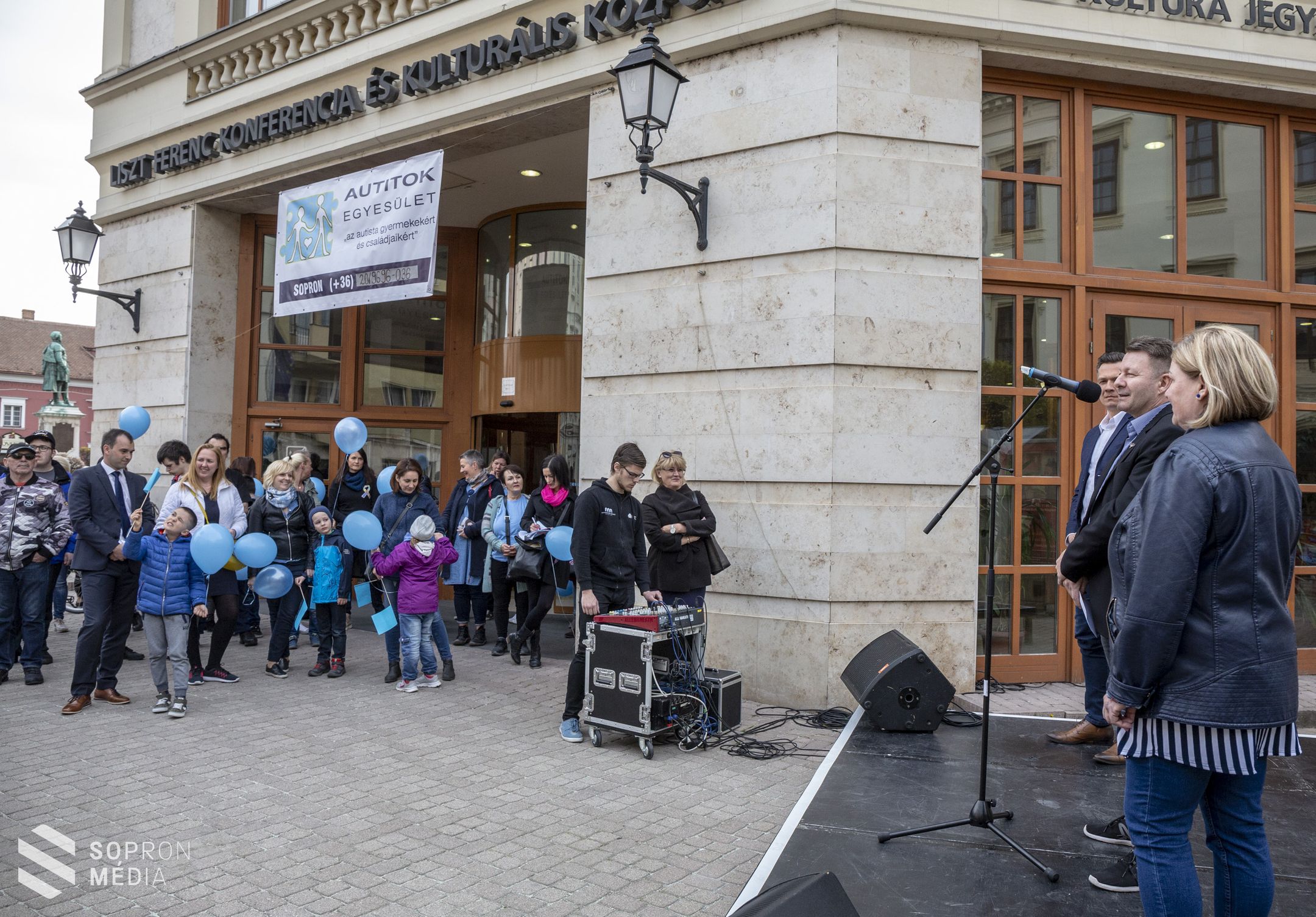 Kék séta az Autizmussal élők világnapján