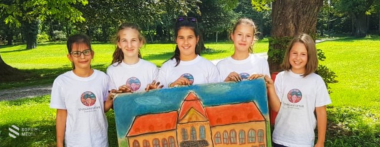 Vándortábor résztvevői alkottak a nagycenki Széchenyi-kastélyban 