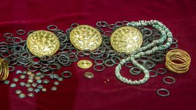 Arany kincsek, bronz karikák és csontgyöngyök  - rendkívüli leletek kerültek elő a Várhelynél