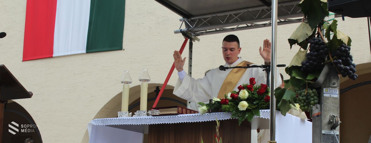 Szabadtéri szentmise, kenyérszentelés és koszorúzás is volt Sopronban (galéria)