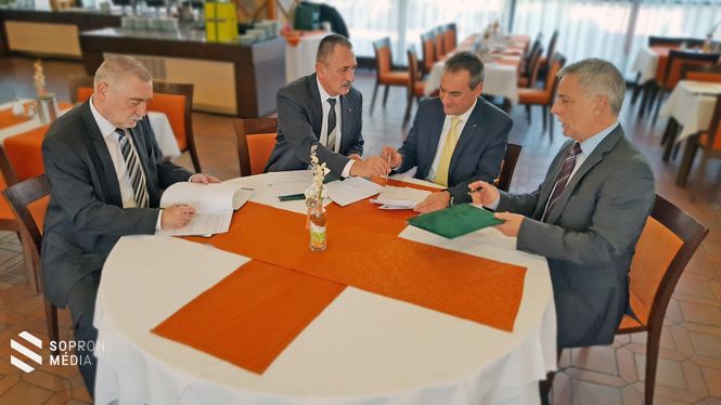 A képen szerepelnek (b-j): Dr. Tiborcz János dandártábornok, a Vas Megyei Rendőr-főkapitányság vezetője, Csizmadia Gábor dandártábornok, a Győr-Moson-Sopron Megyei Rendőr-főkapitányság vezetője, Kövesdi Szilárd, a GYSEV Zrt. vezérigazgatója és Dr. Sipos Gyula vezérőrnagy, a Zala Megyei Rendőr-főkapitányság vezetője.  