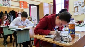 A tanév végéig marad a tantermen kívüli, digitális oktatás, de kiscsoportos konzultációkat lehet majd tartani