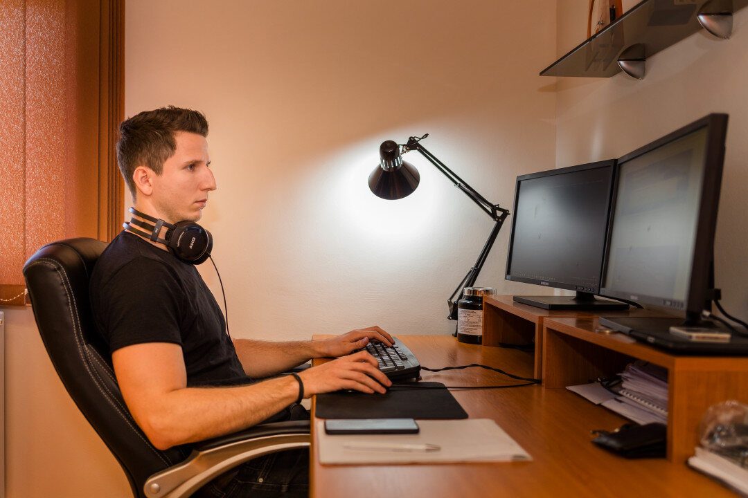 webáruház fejlesztő munka közben