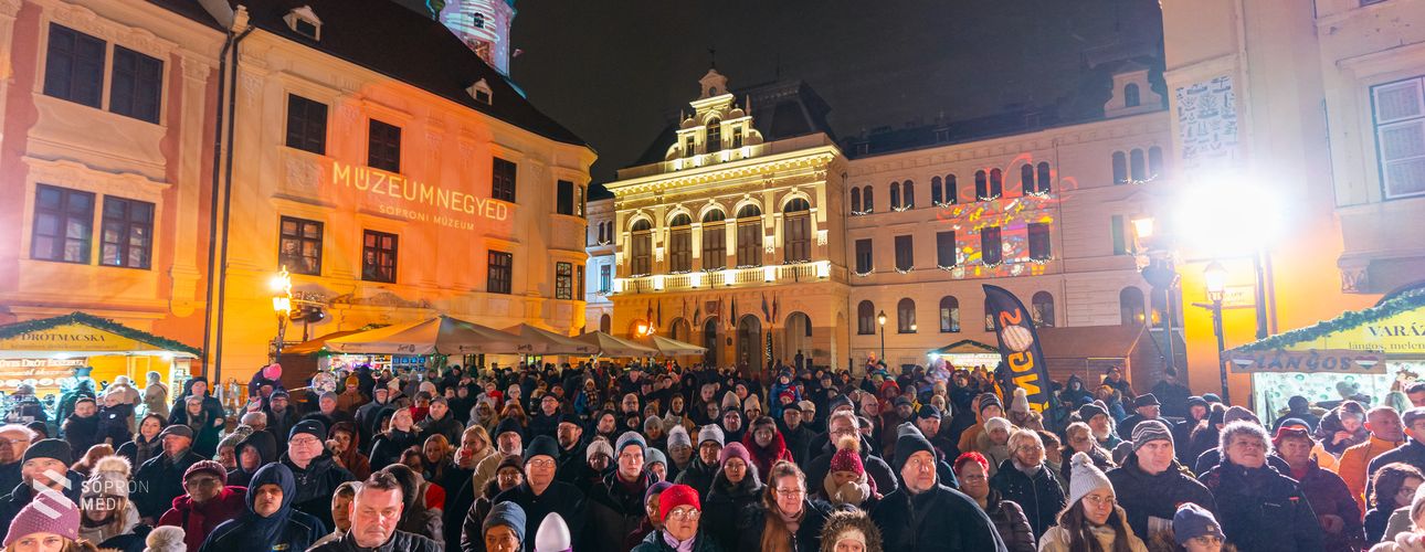 A szeretet lángja gyúlt fel Sopron Fő terén