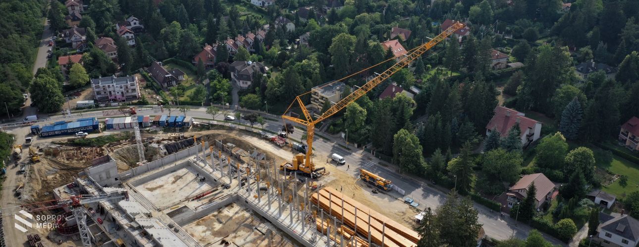 Készül a hatalmas daru az uszoda főtartó elemeinek beemeléséhez