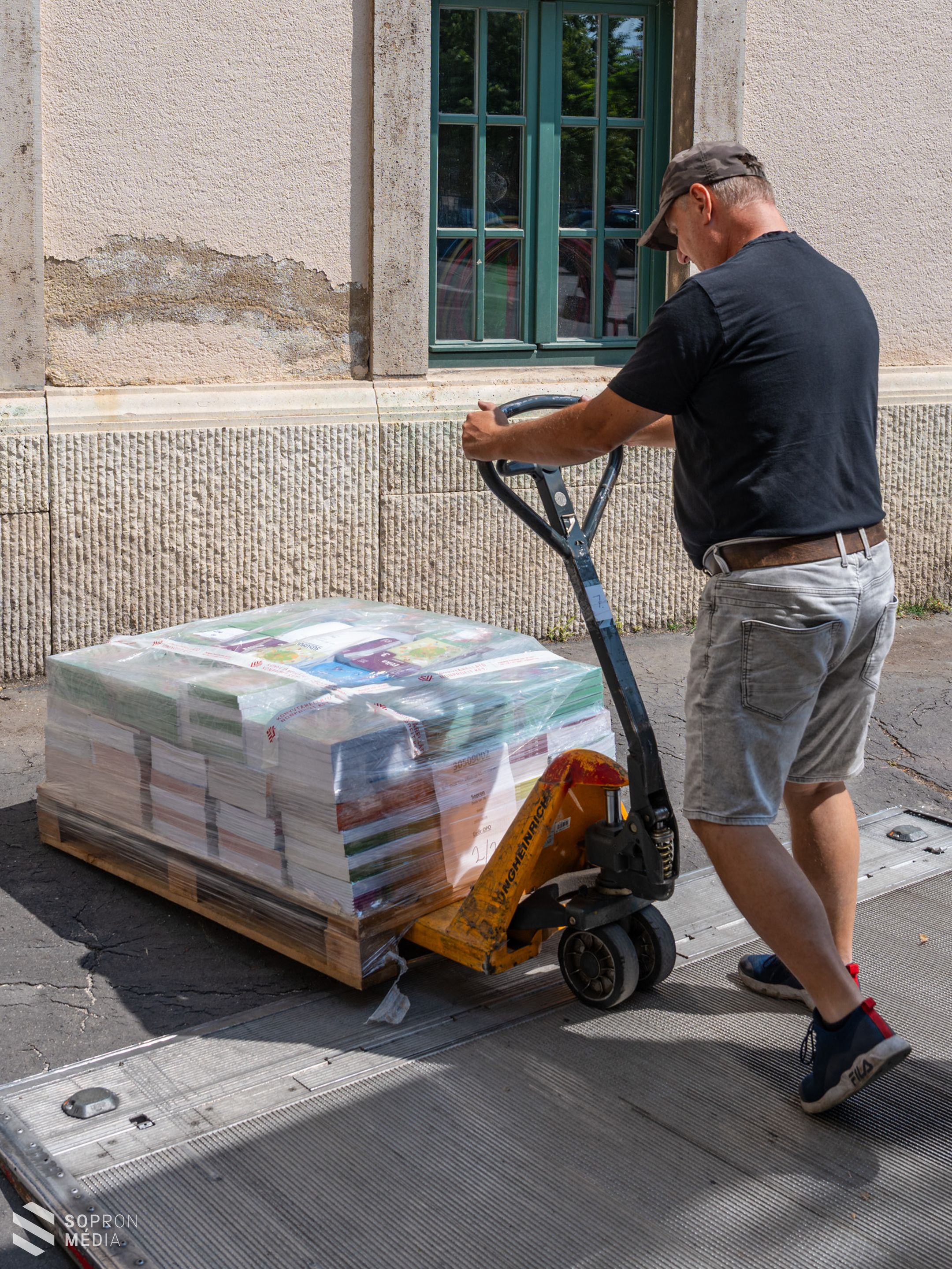 Megkezdődött a tankönyvek kiszállítása a soproni iskolákba
