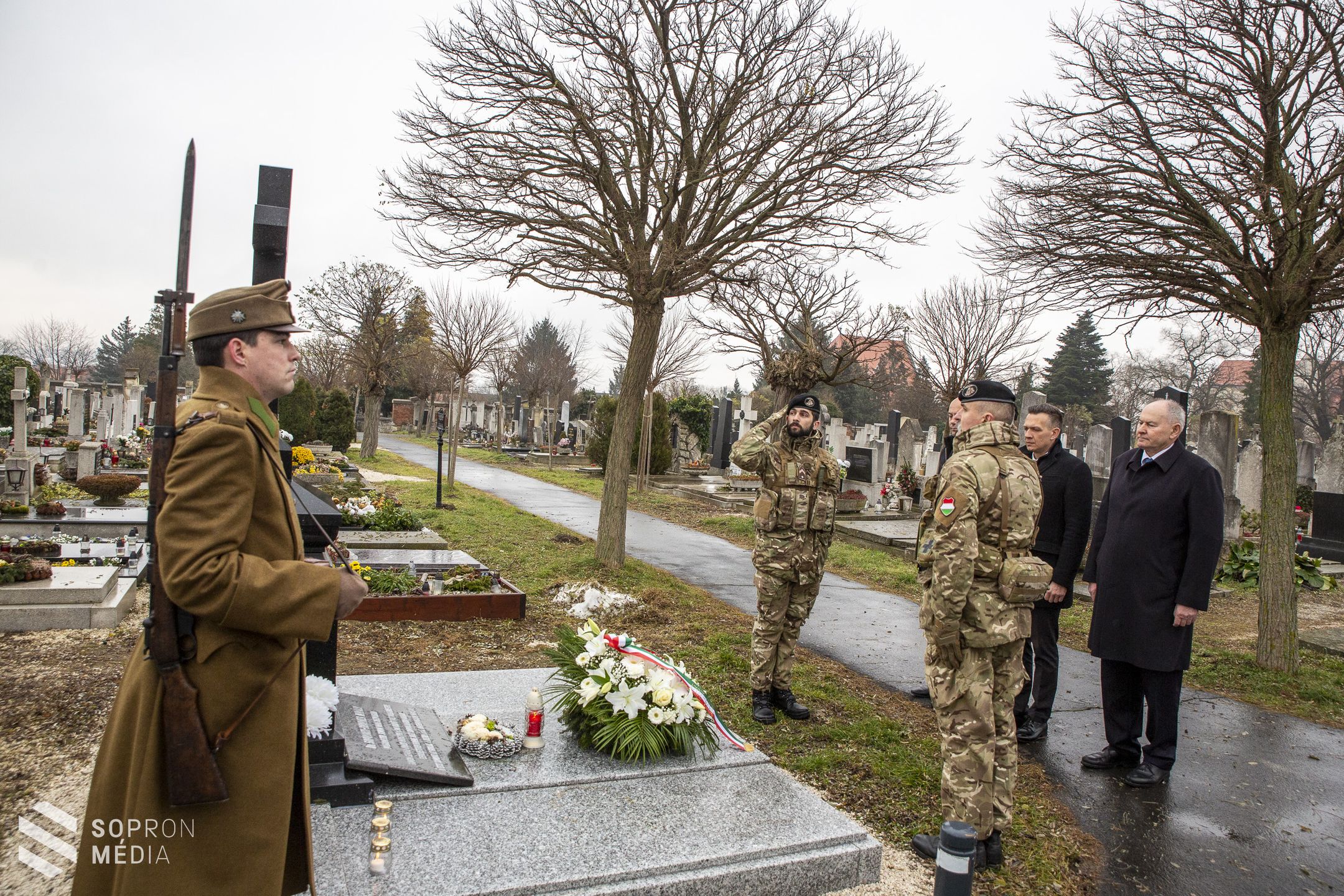 Koszorúzás és emléktábla avatás a hűség napján