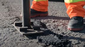 Videón mutatja be a Közút hogyan javítják tavaszig a burkolathibákat