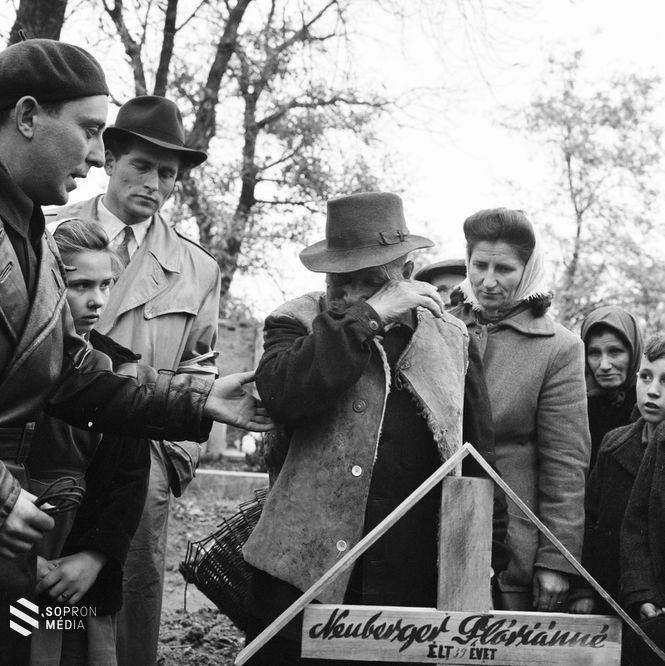 Mosonmagyaróvár. A felvétel az 1956. október 26-i sortűz áldozatának temetésén készült. 