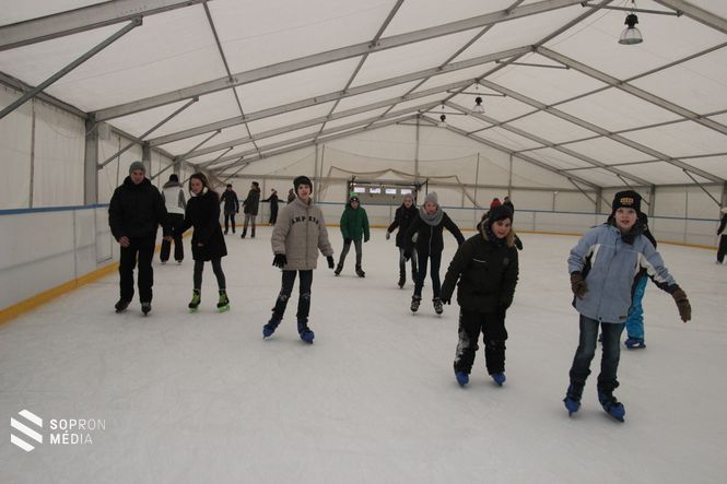 A hétvégén, így szombaton is a nagyközönségé a jégpálya. Februárban még biztosan nyitva lesznek.