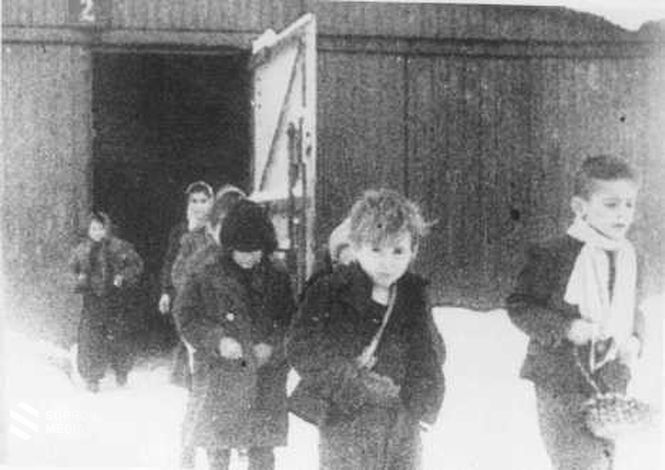 Röviddel a felszabadítást követően auschwitzi túlélő gyermekek sétálnak ki a gyerekek barakkjából. Lengyelország, 1945. január 27. után. 