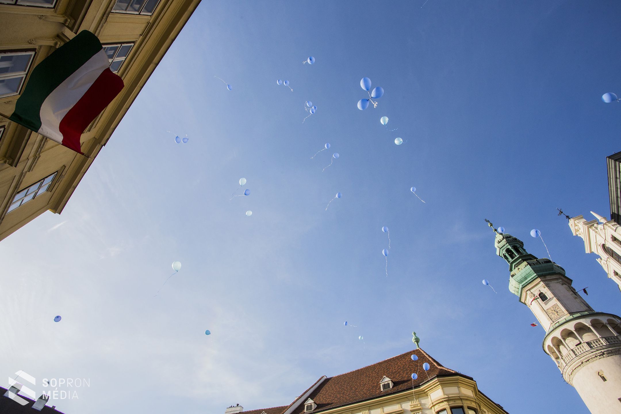 Autizmus világnapja - Kékbe öltözött a Tűztorony