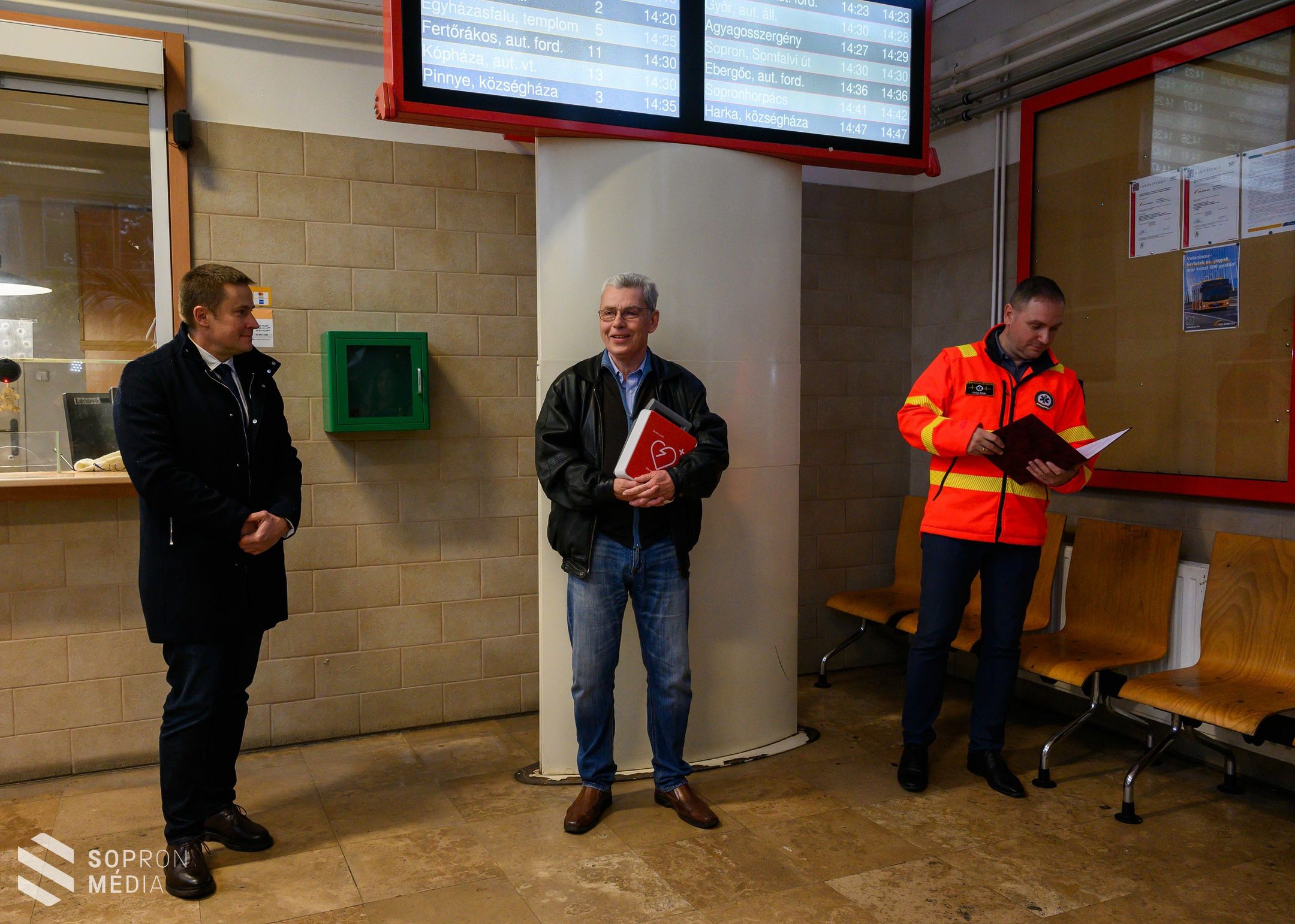 Új defibrillátorral gazdagodott a soproni autóbuszállomás!