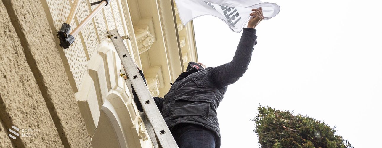 Kitűzték a centenáriumi zászlót a Városházára