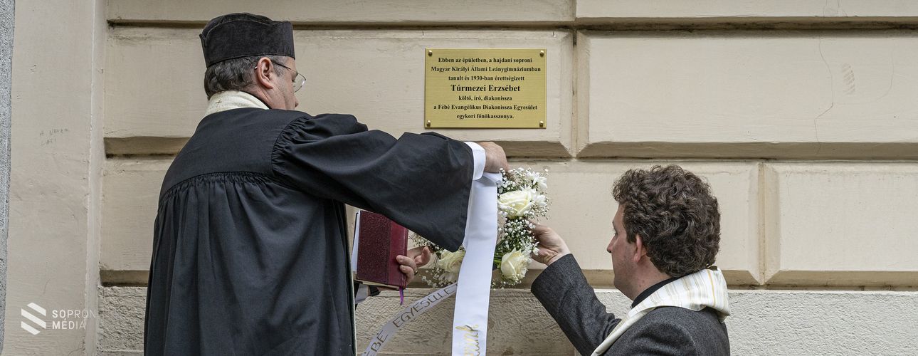 Emléktábla-avatással emlékeztek Túrmezei Erzsébet diakonissza költőnőre