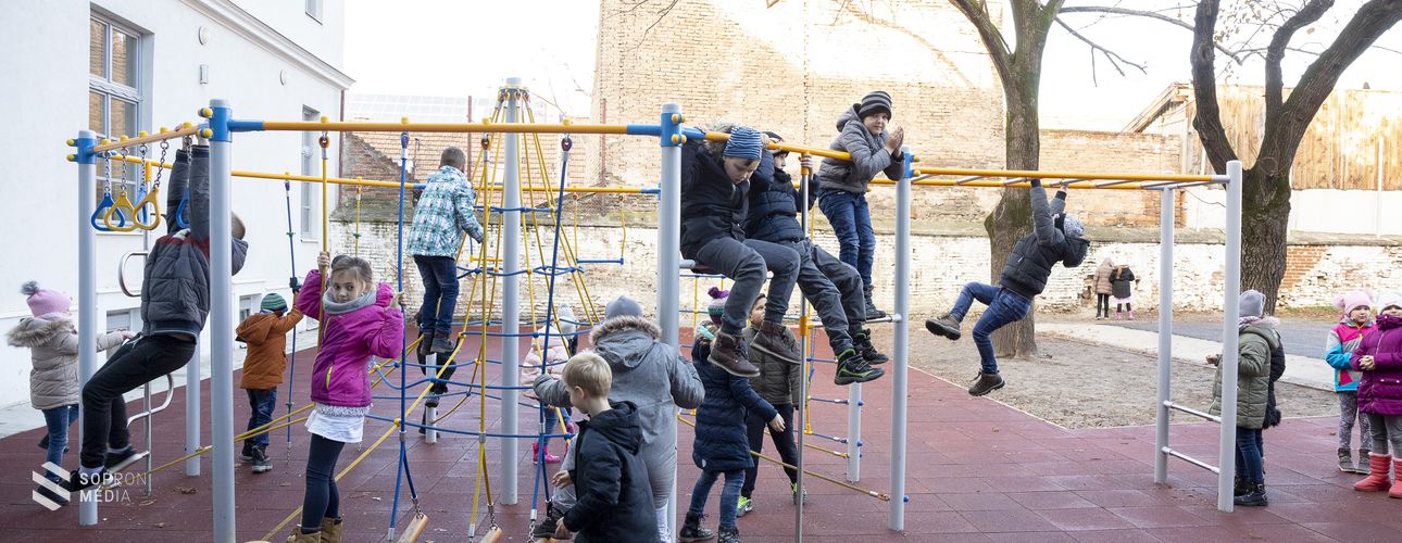 Játszóteret építettek a Petőfi Sándor Általános Iskolában