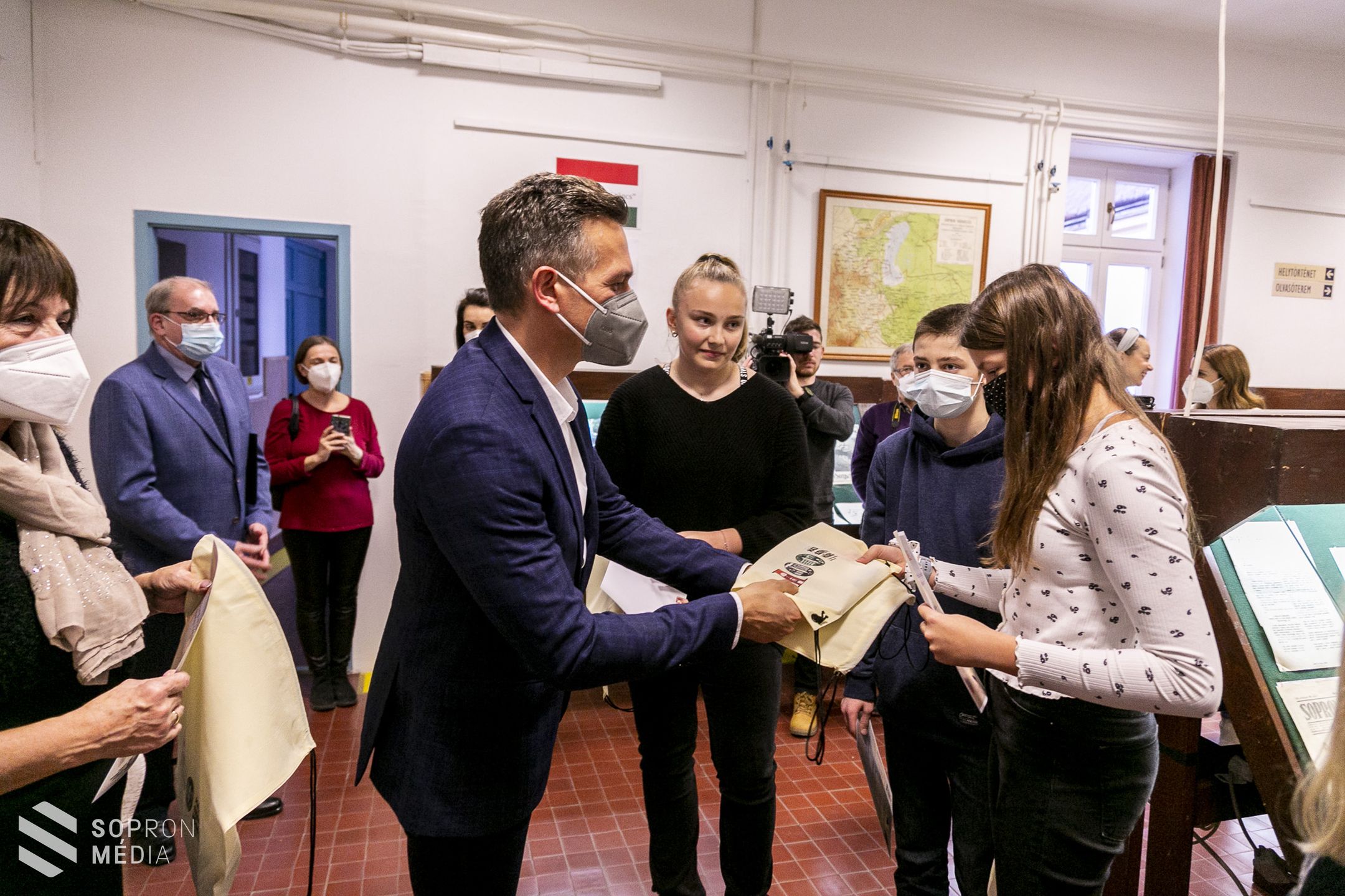 Képeslapok és korabeli dokumentumok idézik meg a népszavazás kori Sopront