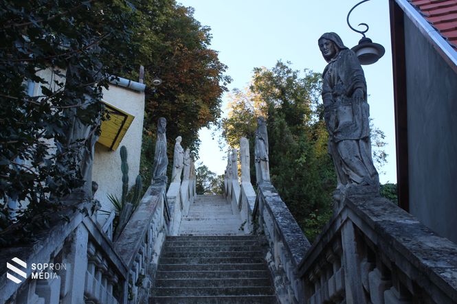 Restaurálás közbeni állapot, ahol jól látszik hol tartottak a munkálatok -  2017.09.14.