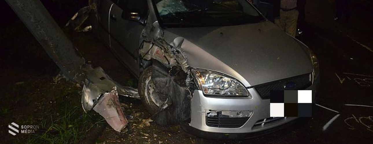 Betonoszlopnak ütközött egy gépjármű a Lövér körúton