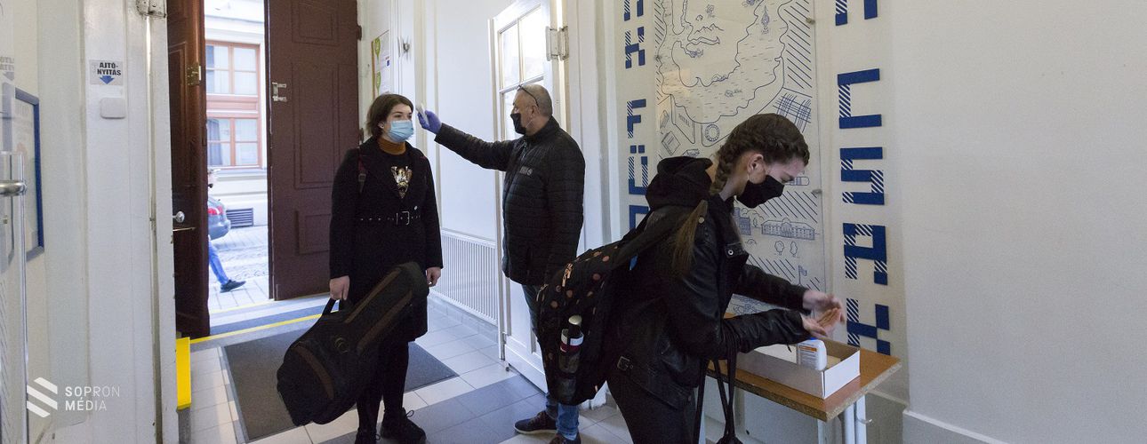 A kötelező lázmérést próbálták a soproni iskolában, testhőmérséklet mérő oszlop is érkezik az intézménybe
