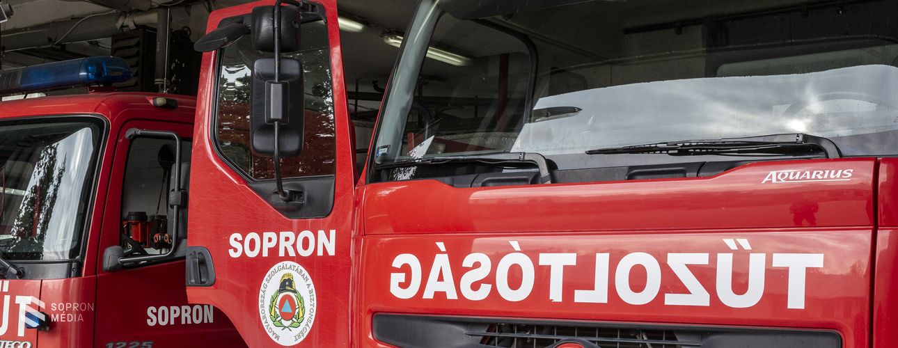 Felborult egy autó a 84-es főúton Újkér közelében