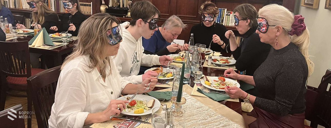 Vak vacsorát tartott a Soproni Vakok és Gyengénlátók csoportjával a Lions Club