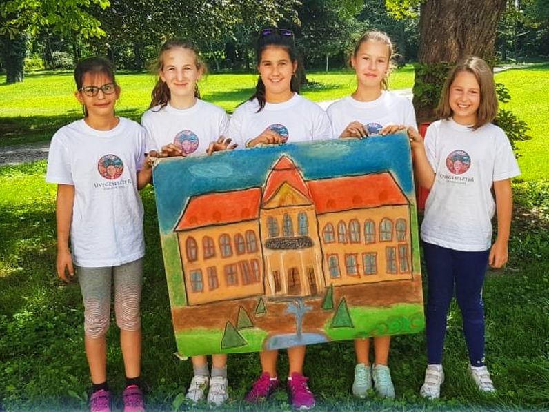 Vándortábor résztvevői alkottak a nagycenki Széchenyi-kastélyban