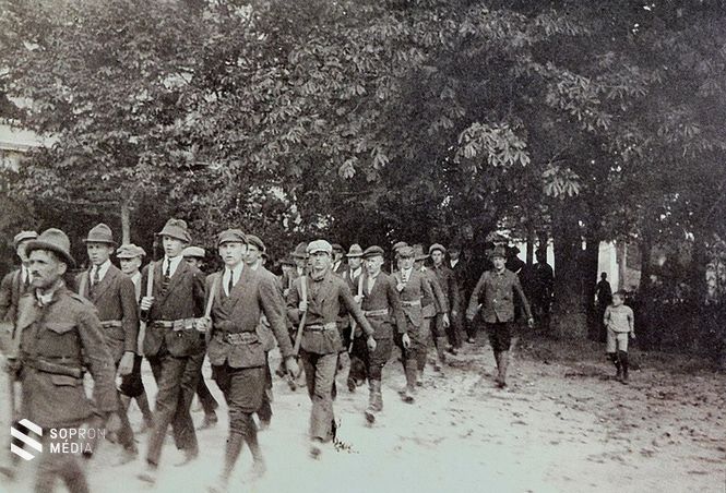 A Kismartonba bemasírozó rongyosok hadoszlopa