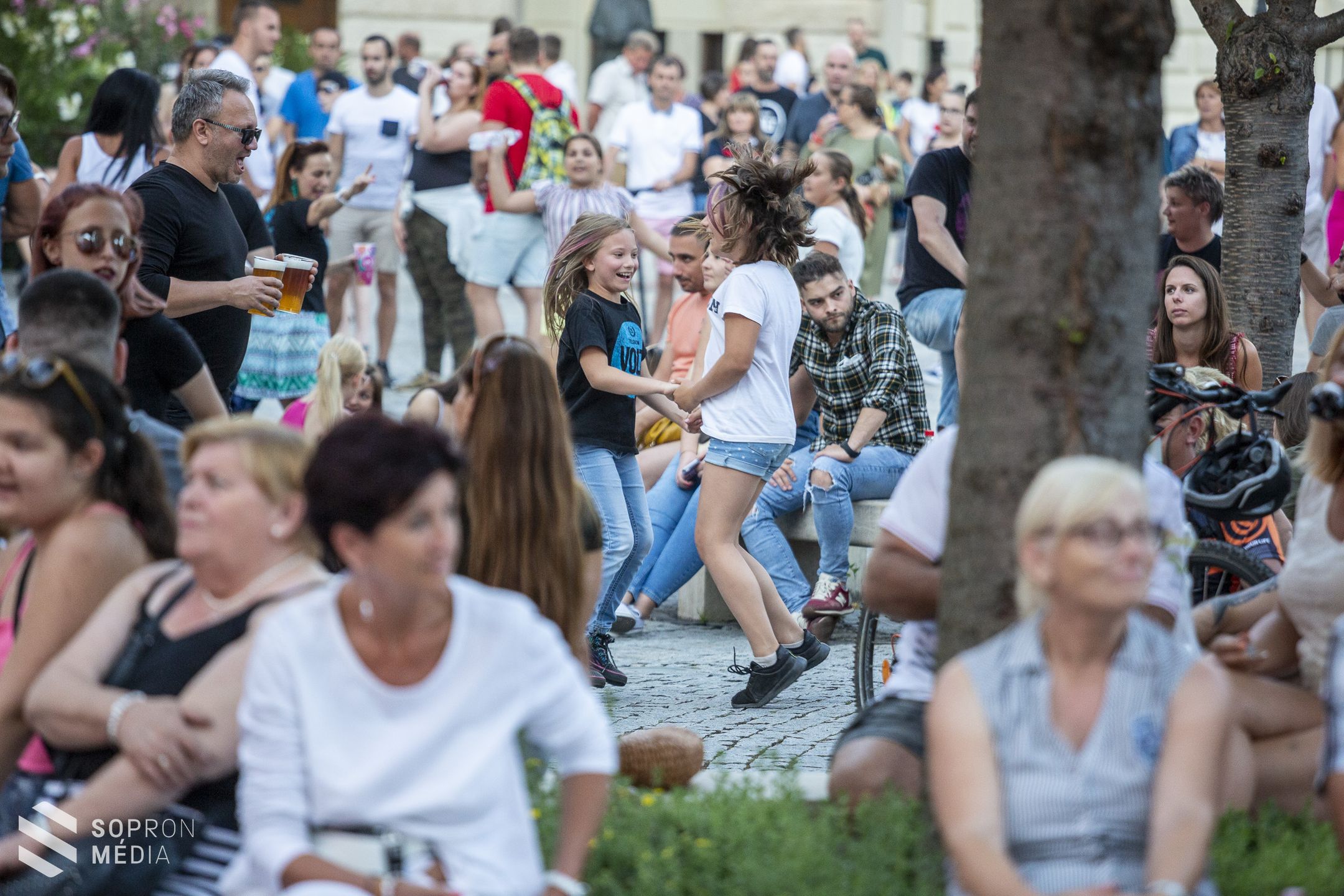 Bemutatták a LESZ VOLT! című filmet Sopron Fő terén