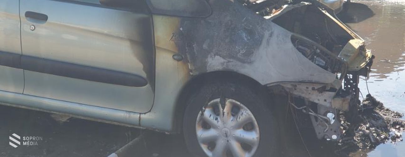 Kigyulladt egy gépkocsi motortere Sopronban, a kórház területén