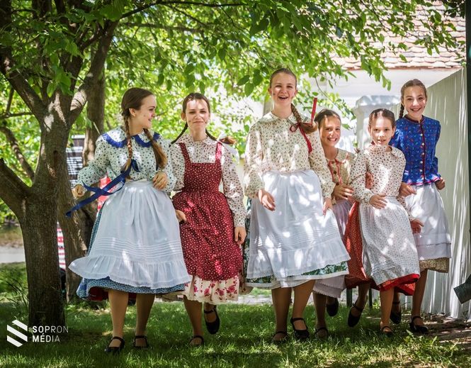 Vidám leányok pünkösd szép reggelén 
