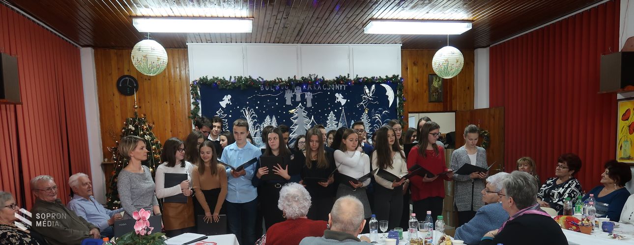 Diákok tették még szebbé a nyugdíjasok adventjét a Jerevánon