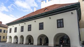 A soproni Lábasház: az Orsolya tér egyszerűségében elragadó műemléke