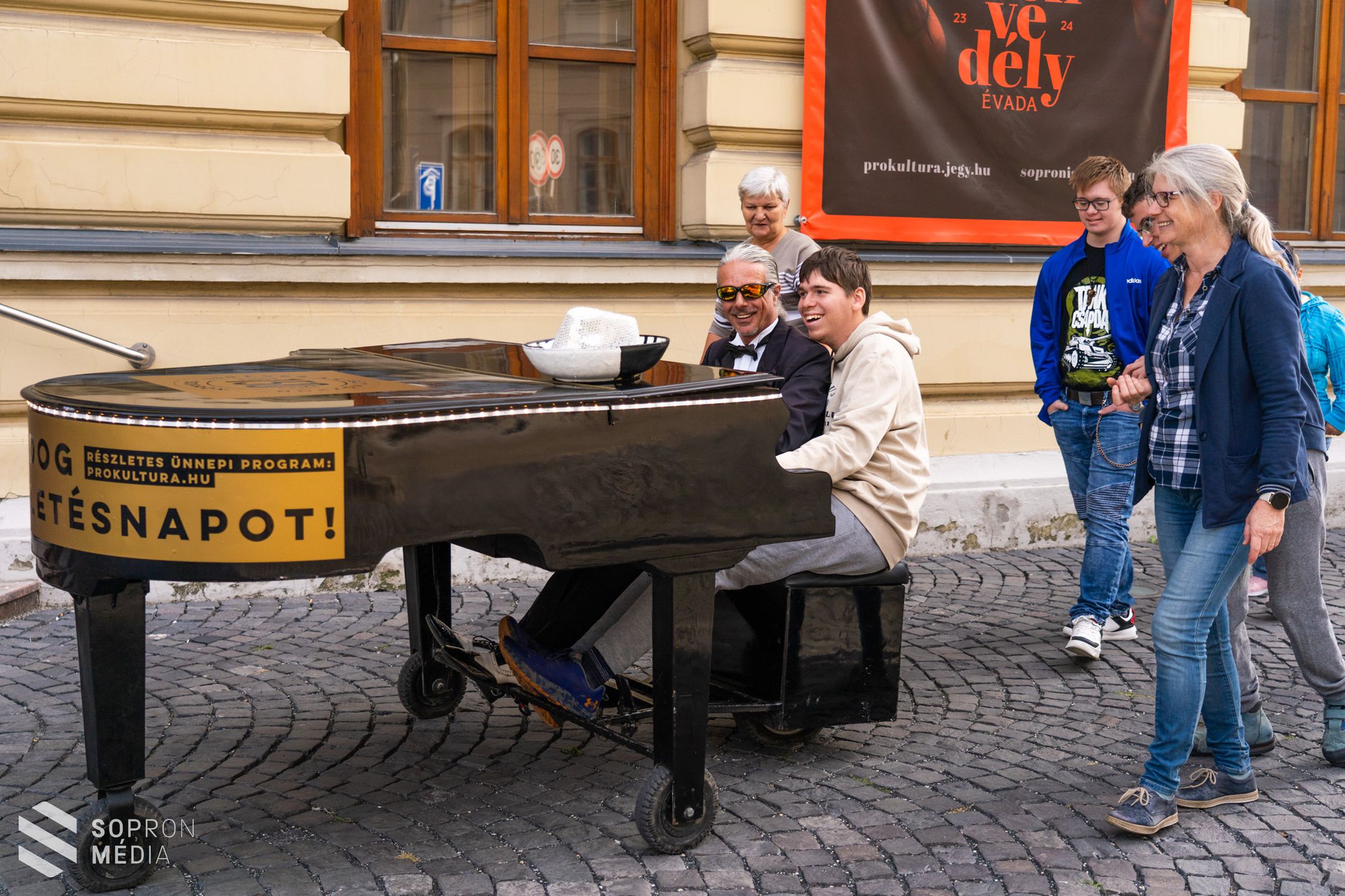 Speciális hangszer a város utcáin