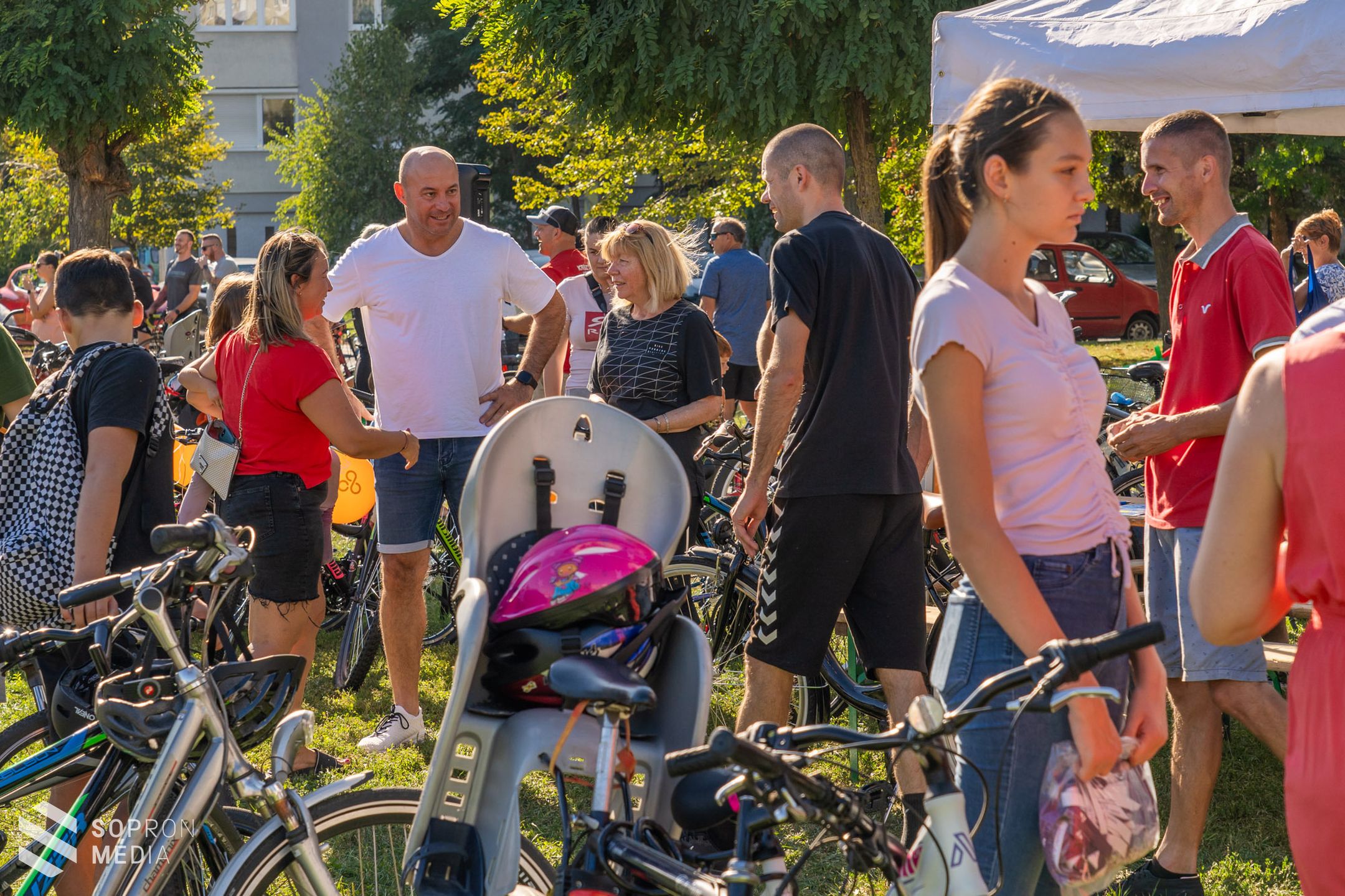 Nyeregbe pattant a város apraja-nagyja