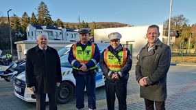 A Magyar Autóklub ajándékkosárral köszönte meg a szilveszterkor is dolgozó rendőrök munkáját