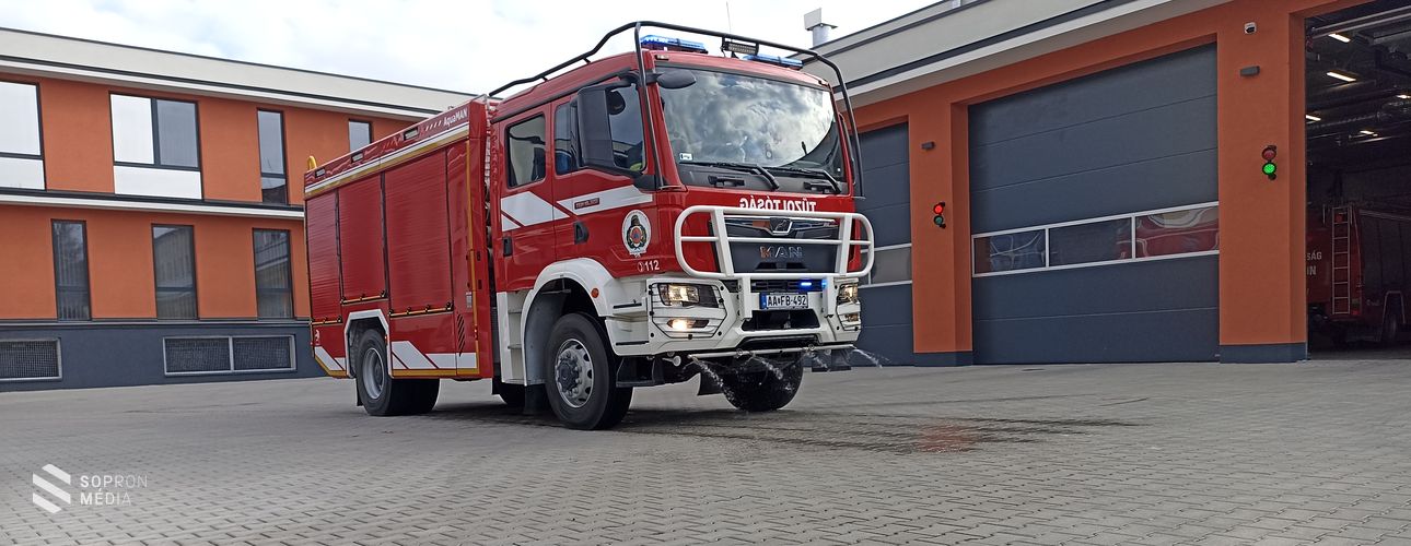Új tűzoltóautó állt szolgálatba Sopronban