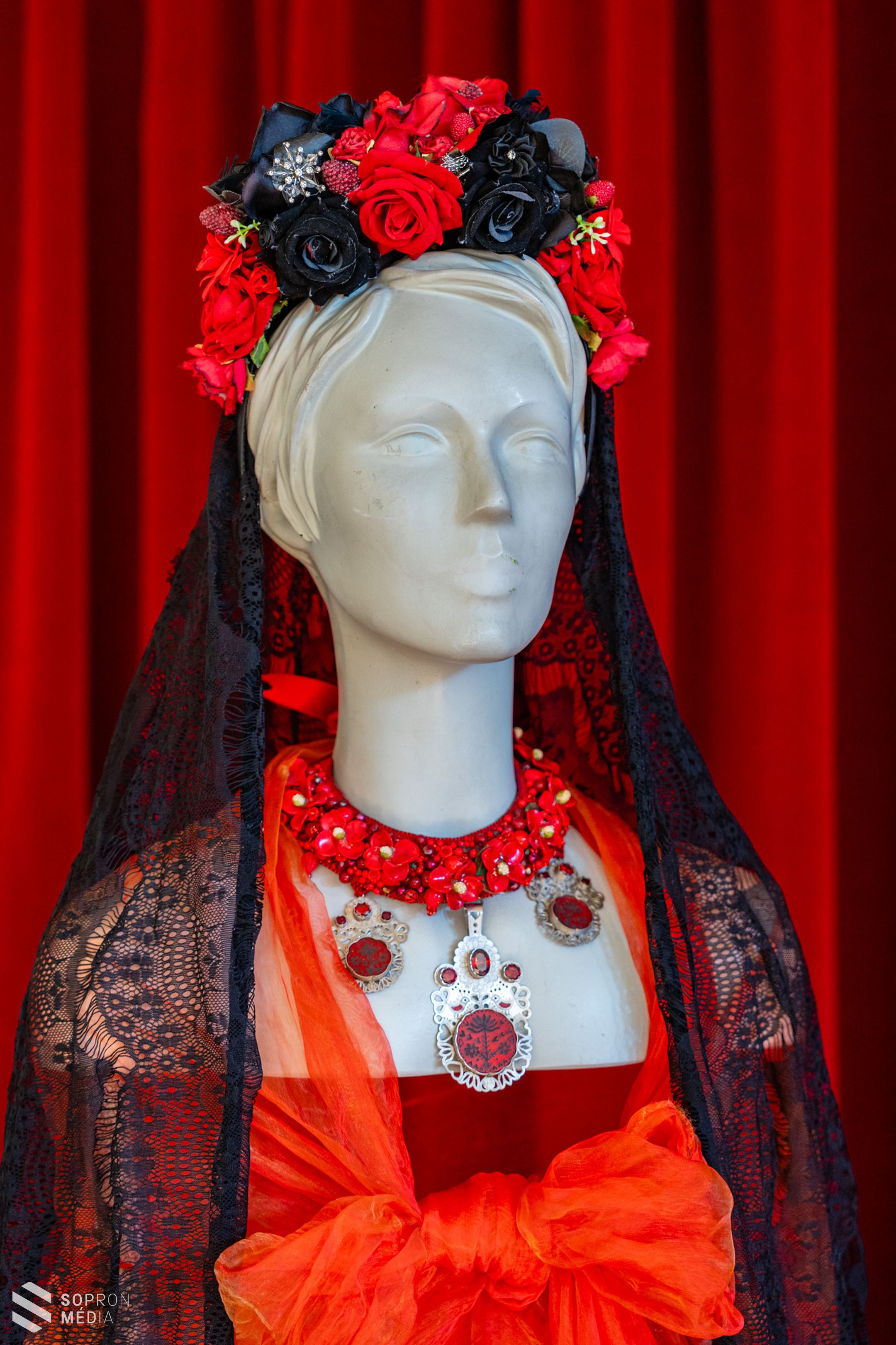 Népviselet újragondolva – Aurora FolkGlamour a GYIK Rendezvényházban