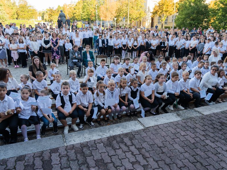 Becsengettek – Sopronban mintegy 15000 tanuló kezdi meg a tanévet