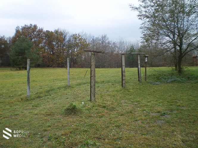 A vasfüggöny maradványa Sopron mellett 