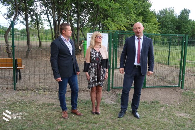 Magas Ádám önkormányzati képviselő, Tóth Éva a településrészi önkormányzat elnöke és Csiszár Szabolcs alpolgármester