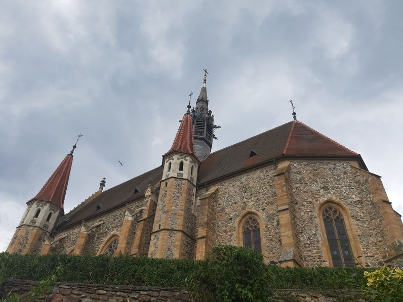Zsolnay majolika és Róth Miksa üvegablakai a Kőszegi-hegység nyugati oldalán: Máriafalva gyönyörű temploma