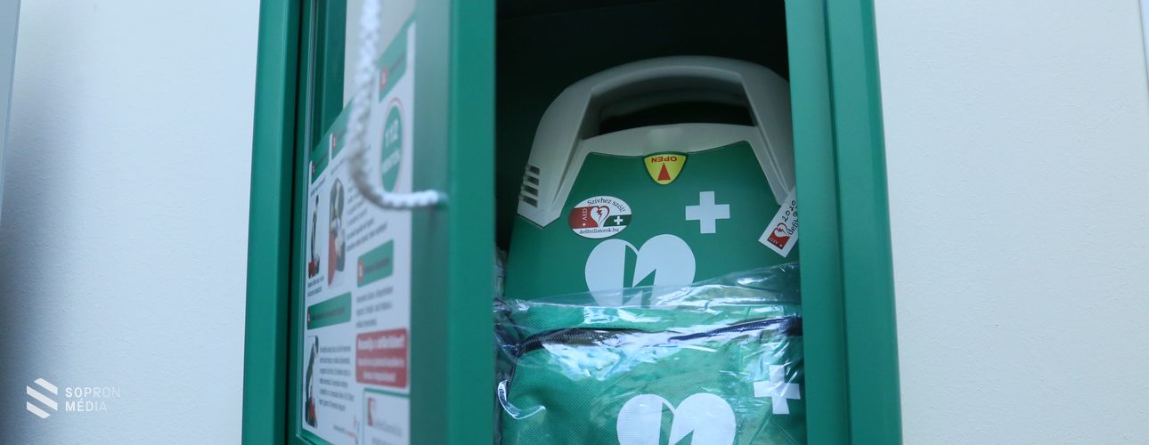 Automata defibrillátort vásárolt a Soproni Tigrisek SE

