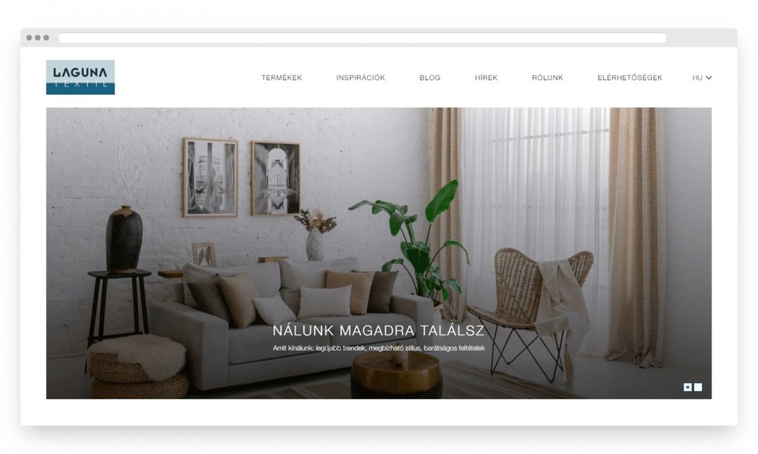 Az elkészült Laguna Textil weboldal kezdőlapja: nappali függönyökkel és a „Nálunk magadra találsz” szlogennel