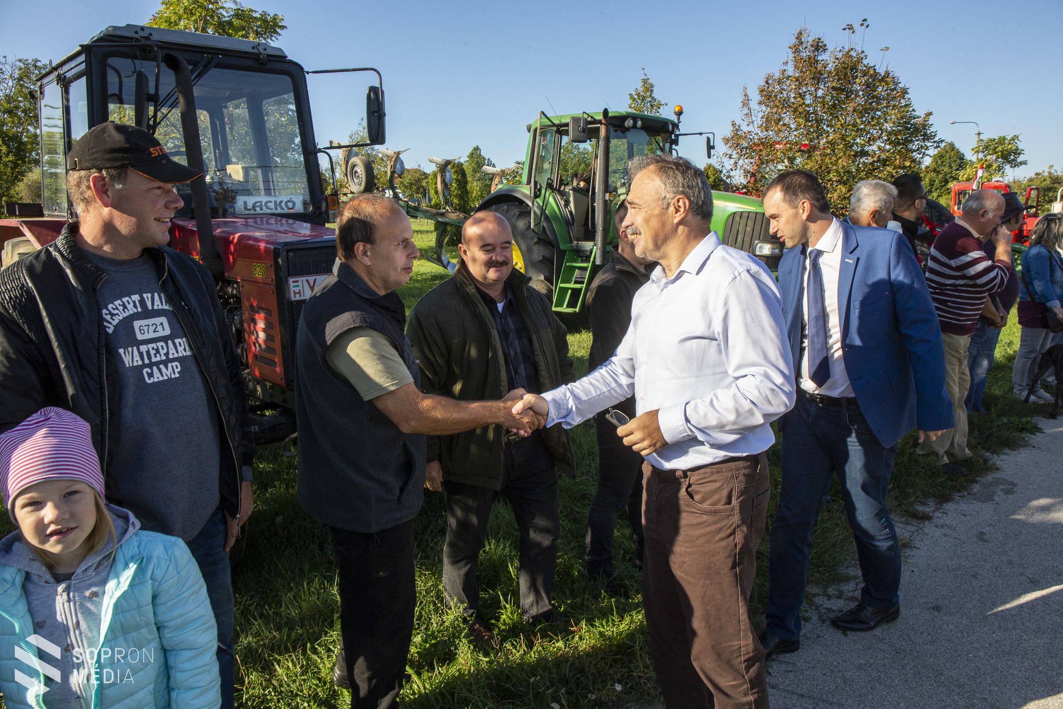 Erőgépek hasították a földet Fertőszentmiklósnál
