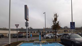 Két új, ingyenes e-töltőt adott át az ALDI Sopronban 