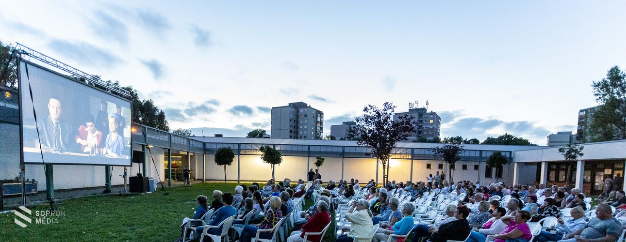 Nyáresti filmvetítés a Jerevánon